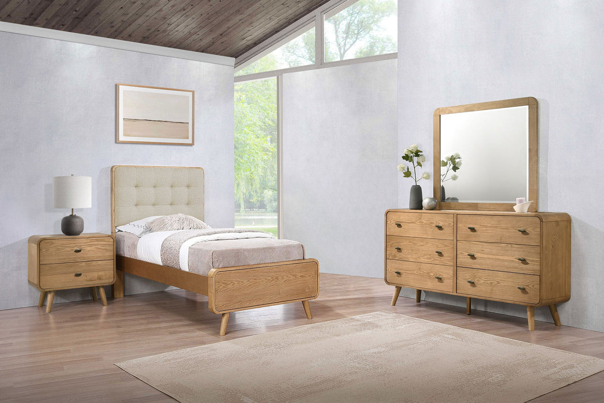 Robyn  California King Bedroom Set Dark Walnut
