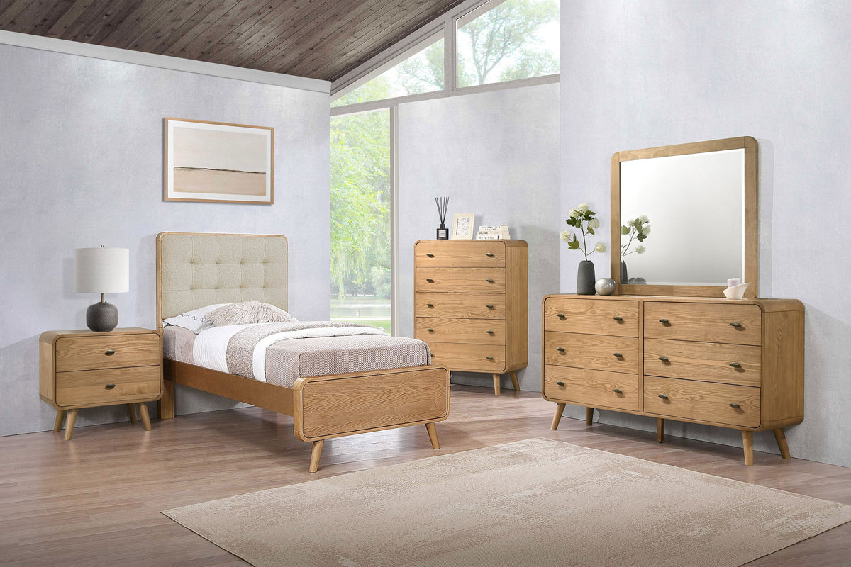 Robyn  California King Bedroom Set Dark Walnut